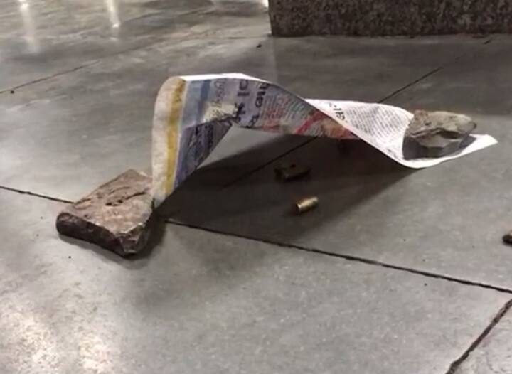 પ્રાથમિક રિપોર્ટ પ્રમાણે સુરતમાં સ્થિત રેલવે સ્ટેશનના પ્લેટફોર્મ નંબર ચાર પર ફાયરિંગ થયું હતું. ઘટનાની જાણ થતા જ પોલીસ કાફલો દોડી ગયો હતો અને તપાસ હાથ ધરી હતી. પ્રાથમિક તપાસમાં બહાર આવ્યું કે પ્લેટફોર્મ નંબર એક પર ધડાધડ ચાર રાઉન્ડ ફાયરિંગ થયું છે, જેમાં એક યુવક ઘાયલ થયો છે. અંગત અદાવતમાં ટાઈગર નામના શખ્સે ફાયરિંગ કર્યું હોવાનું સામે આવ્યું છે.