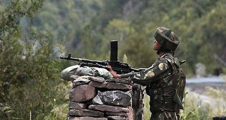 અથડામણ દરમિયાન આતંકીઓએ રહેણાંક વિસ્તારમાં એક ઘરમાં ઘૂસ્યા હતા. અહીં તેમને બિસ્કીટ અને સફરજન માંગીને ખાધા હતા. વળી, બીએસએફે કુપવાડાના કેરન સેક્ટરમાં લાઇન ઓફ કન્ટ્રૉલની પાસે ત્રણ અને બારામુલ્લાના સોપોરમાં સુરક્ષાદળોએ બે આતંકીઓને ઠાર માર્યા હતા.