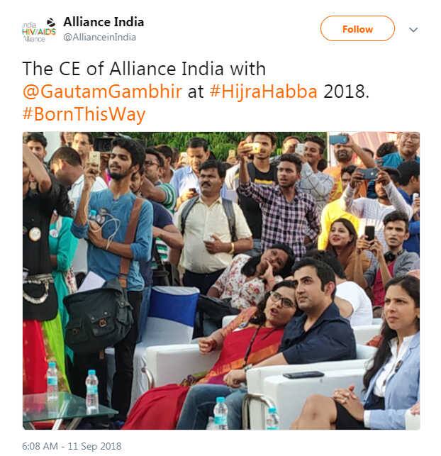 પહેલા તો ગંભીરનું આ રૂપ જોઇને લોકો દંગ થઇ ગયા, પણ જ્યારે સત્ય સામે આવ્યું તો ખબર પડી તો લોકોએ તરતજ પ્રસંશાના ફૂલ વરસાવવાનું ચાલુ કરી દીધું હતું. ખરેખરમાં, ગૌતમ ગંભીર કિન્નર સમાજ પ્રતિ પોતાનું સમર્થન દર્શાવી રહ્યો છે. જેને લઇને તે એક કિન્નર સમાજના કાર્યક્રમ- હિજડા હબ્બાના ઉદઘાટનમાં ગયો હતો.