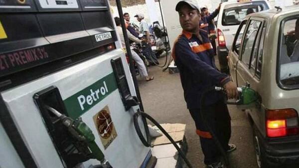 સુરતમાં પેટ્રોલનો ભાવ 80.42 રૂપિયા અને ડીઝલનો ભાવ 78.68 રૂપિયા છે. આ ઉપરાંત રાજકોટમાં પેટ્રોલનો ભાવ 80.29 અને ડીઝલનો ભાવ 78.54 રૂપિયા છે. 