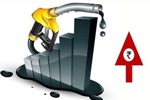 શુક્રવારે પણ રાજધાની દિલ્હી સહિત અન્ય શહેરોમાં પેટ્રોલ અને ડીઝલના ભાવમાં વધારો થયો. શુક્રવારે દિલ્હીમાં પેટ્રોલ 28 પૈસા પ્રતિ લીટરના વધારા સાથે 81.28 પ્રતિ લીટરે પહોંચી ગયું. તો બીજી તરફ ડીઝલના ભાવમાં પણ 22 પૈસાનો વધારો નોંધાયો. જેથી ડીઝલના ભાવ શુક્રવારે વધીને 73.30 રૂપિયા પ્રતિ લીટર થઇ ગયા.