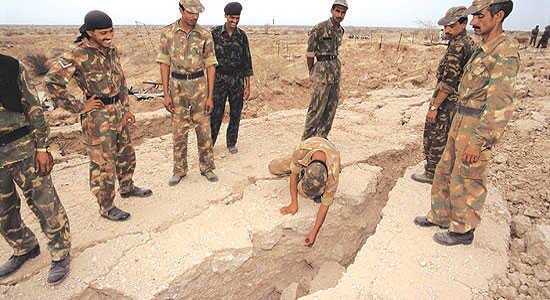 સૈન્ય સૂત્રો મુજબ, મેક ઇન ઈન્ડિયા પ્રોગ્રામ હેઠળ વજ્રને ખાનગી ક્ષેત્રની કંપની લાર્સન એન્ડ ટૂબ્રોએ બનાવી છે. સેનાએ 155 MMની આ હોવિત્ઝર તોપના અગાઉના પરીક્ષણ દરમિયાન કેટલાક સુધારા કરવાનું કહ્યું હતું. સુધારા બાદ એડવાન્સ્ડ તોપનું પોખરણ ફાયરિંગ રેન્જમાં સેનાએ ફરી એકવાર પરીક્ષણ કર્યું. આ તોપ ખાસ રીતે રણની પરિસ્થિતિઓને ધ્યાનમાં રાખીને વિકસિત કરવામાં આવી છે. આગામી દિવસોમાં તેને સેનામાં સામેલ કરવામાં આવશે. તોપને પશ્ચિમી સરહદે તહેનાત કરવામાં આવશે.