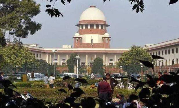 સુપ્રીમના બે જજોની બેંચે ગયા વર્ષે આપેલા જજમેન્ટમાં જણાવ્યું હતું કે દહેજ કેસમાં સીધી ધરપકડ નહી થાય, જોકે ચીફ જસ્ટિસ દિપક મિશ્રાની આગેવાનીમાં ત્રણ જજોની બેંચે તેમાં પરિવર્તન કર્યું છે. 