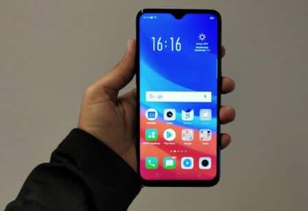 ઓપો એફ 9 પાસે 6.3 ઇંચનો પૂર્ણ એચડી + ડિસ્પ્લે છે. આ ફોનમાં પાણી ડ્રોપ જેવી નોચ છે, અને આ ફોનનો 19.5: 9 નો એક રેશિયો છે. Oppoનો સ્માર્ટફોન એન્ડ્રોઇડ 8.1 ઓરીયો ઓપરેટિંગ સિસ્ટમ પર ચાલે છે. આ સ્માર્ટફોનમાં ઓકટા-કોર મીડિયા ટેક હેલો P60 પ્રોસેસર અને 4 જીબી રેમ હશે. ઓપોમાં 9 પાસે 64 જીબી ઇન્ટરનલ સ્ટોરેજ છે, જે માઇક્રો એસડી કાર્ડ દ્વારા 256GB સુધી વધારી શકાય છે. આ સ્માર્ટફોનનાં પાછળના ભાગમાં ફિંગરપ્રિંટ સેન્સર છે અને તમે ફોનમાં બે સિમ કાર્ડ્સ લગાવી શકો છો.