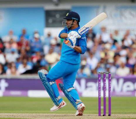 ટીમ ઈન્ડિયાના પૂર્વ કેપ્ટન મહેંદ્ર સિંહ ધોની દુનિયાના સર્વશ્રેષ્ઠ ફિનિશરોમાં એક છે. ખાસ કરીને એશિયાઈ પીચો પર ધોની વિસ્ફોટક સાબિત થાય છે. મેચો UAEમાં રમાવાની છે ત્યાની સપાટ પીચ પર ધોની વિરોધી ટીમ માટે ખતરો હશે. કોહલીની ગેરહાજરીમાં તેનો અનુભવ પણ ટીમ ઈન્ડિયાને ખૂબ કામ લાગશે.