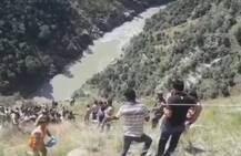 જમ્મુ-કાશ્મીરમાં બસ ખીણમાં ખાબકતા 17ના મોત, 16 લોકો ઘાયલ