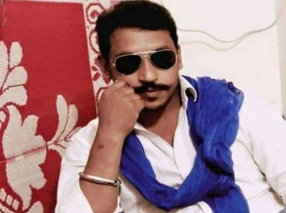 નવી દિલ્હી: ભીમ આર્મી ચીફ ચંદ્રશેખર આઝાદ ઉર્ફ રાવણને સહારનપુર જેલમાંથી છોડી મુકવામાં આવ્યો છે. તેને મે 2017માં સહારનપુરમાં જાતીય દંગા ફેલાવવાના આરોપમાં રાષ્ટ્રીય સુરક્ષા કાનૂન રાસૂકા અંતર્ગત જેલમાં મોકલવામાં આવ્યો હતો. રાવણને ગુરૂવારે રાત્રે 2.30 વાગ્યે જેલમાંથી છોડી દેવામાં આવ્યો હતો. આ પહેલા બુધવારે યોગી સરકારે રાવણને જેલમાંથી છોડવાનો આદેશ આપ્યો હતો. 