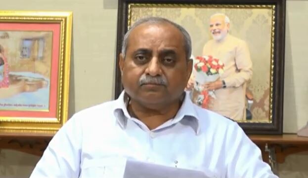 ગાંધીનગર: રાજ્યમાં અપુરતા વરસાદને લઈને ખેડુતોના પાકને અસર ન થાય તે માટે રાજ્ય સરકારે 20 હજાર ક્યુસેક પાણી નર્મદા કેનાલમાં છોડવાનો નિર્ણય કર્યો છે. ગુજરાતના નાયબ મુખ્યમંત્રી નીતિનભાઈ પટેલે એક પ્રેસ કોન્ફરન્સમાં આ જાણકારી આપી હતી.