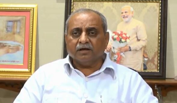 15 તારીખથી સતત 20 દિવસ સરદાર સરોવર ડેમમાંથી 20 હજાર ક્યુસેક પાણી છોડાશે. ઉત્તર ગુજરાતના અરવલ્લી, સાબરકાંઠા, ગાંધીનગર, મહેસાણા, પાટણમાં પાણી છોડાશે. ઉત્તર ગુજરાતના 400 જેટલા ગામોના તળાવો પાણીથી ભરવામાં આવશે. નીતિનભાઈ પટેલે જણાવ્યું હતું કે નર્મદામાં જીવંત 39 ટકા પાણીનો જથ્થો મળ્યો છે. આ વર્ષે 5.84 મિલિયન એકર ફૂટ પાણી મળ્યું છે. જે ગત વર્ષ કરતા થોડું વધારે છે.