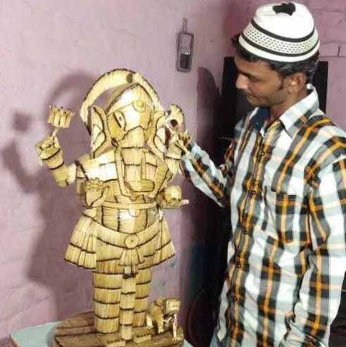 વડોદરા: વડોદરામાં રહેતા એક મુસ્લિમ યુવકે ગણેશ ભગવાનની અનોખી મૂર્તિ બનાવી છે. આ યુવકે માચિસની સળીઓ વડે ગણેશની 2.5 ફૂટ ઊંચી પ્રતિમા બનાવી છે. આ પ્રતિમા બનાવવા માટે માચીસની 12,000 સળીઓનો ઉપયોગ કરવામાં આવ્યો છે. 