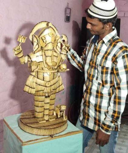 હુસેનખાન માત્ર ચાર ધોરણ પાસ છે. આ મૂર્તિ બનાવવામાં હુસેન ખાનને ચાર મહિના જેટલો સમય લાગ્યો હતો.