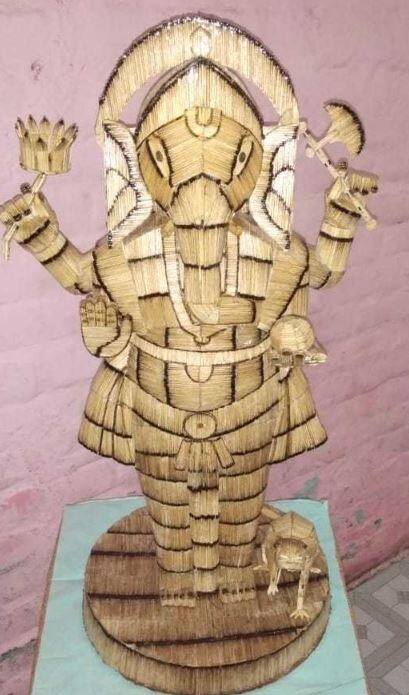 દેશમાં કોમી એક્તા, શાંતિ અને ભાઈચારાની અપીલનો સંદેશો આપવા માટે મુસ્લિમ યુવકે માચિસની સળીથી ગણેશજીની પ્રતિમા બનાવવાનો નિર્ણય લીધો હતો. મૂર્તિ બનાવનારા હુસેનખાન પઠાણનો મુખ્ય વ્યવસાય સાઈકલ રિપેરિંગ છે.