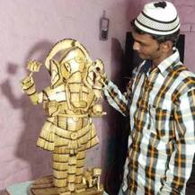 વડોદરા: મુસ્લિમ યુવકે 12 હજાર માચિસની સળીથી બનાવી ગણેશજીની અનોખી મૂર્તિ, જુઓ તસવીરો