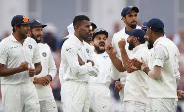 રવિ શાસ્ત્રીએ એક વેબસાઈટ સાથેની વાતચીતમાં કહ્યું હતું કે, અમે આજે પણ વિશ્વની પ્રથમ નંબરની ટીમ છીએ અને ઇંગ્લેન્ડ પણ એ જાણે છે કે અમે કેટલું શ્રેષ્ઠ કર્યું. અમારા ચાહકોને ખબર જ છે અને અમને પણ અંદરથી ખબર છે. નોંધનીય છે કે, ભારતની હાર બાદ કોચ રવિ શાસ્ત્રી અને ટીમના કેપ્ટન વિરાટ કોહલી પર માછલા ધોવાઈ રહ્યાં છે અને શાસ્ત્રી છેલ્લા કેટલાક દિવસથી ટીમનો બચાવ કરતાં જોવા મળી રહ્યા છે.