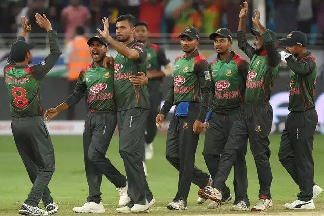 દુબઈ: એશિયા કપની પ્રથમ મેચમાં મુશ્ફિકુર રહીમે શાનદાર પ્રદર્શન કરતા બાંગ્લાદેશે શ્રીલંકાને 137 રનથી હરાવી દીધું હતું. રહીમના સર્વાધિક 144 રનની મદદથી બાંગ્લાદેશે શ્રીલંકાને જીતવા માટે 262 રનનો લક્ષ્યાંક આપ્યો હતો. બાંગ્લાદેશે ટોસ જીતીને પહેલા બેટીંગ કરવાનો નિર્ણય લીધો હતો. એક વર્ષ બાદ ટીમમાં વાપસી કરી રહેલા શ્રીલંકાના લસિથ મલિંગાએ 23 રનમાં સૌથી વધુ 4 વિકેટ ઝડપી હતી.