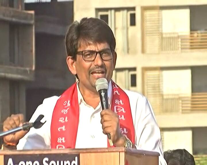 OBC leader Alpesh Thakor addresses Mahapanchayat at gandhinagar ગાંધીનગરઃ અલ્પેશ ઠાકોરનો હુંકાર- 'અમે સવારે ઉપવાસ પર બેસીએ ને સાંજે સરકારે કાયદો બનાવવો પડે'