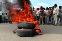 અંબાજીમાં પ્લાસ્ટિક પ્રતિબંધના મુદ્દે વેપારીઓએ રોડ પર ટાયરો સળગાવ્યા પછી પોલીસે શું કર્યું? જાણો વિગત