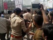 અંબાજીમાં પ્લાસ્ટિક પ્રતિબંધના મુદ્દે વેપારીઓએ રોડ પર ટાયરો સળગાવ્યા પછી પોલીસે શું કર્યું? જાણો વિગત