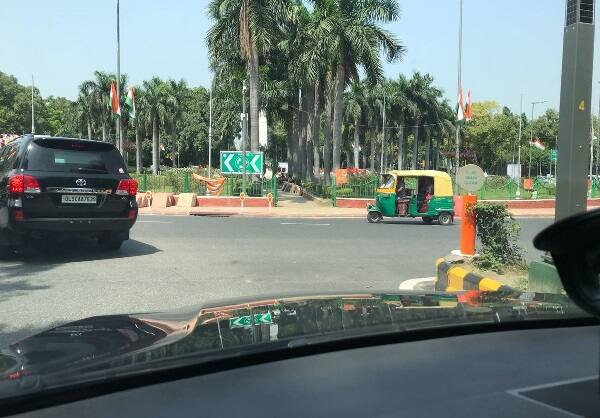 નવી દિલ્હી: વડાપ્રધાનનો કાફલો નીકળવાનો હોય ત્યારે આખો રસ્તો થોડી વાર માટે સામાન્ય લોકો માટે બંધ કરી દેવામાં આવતો હોય છે. 