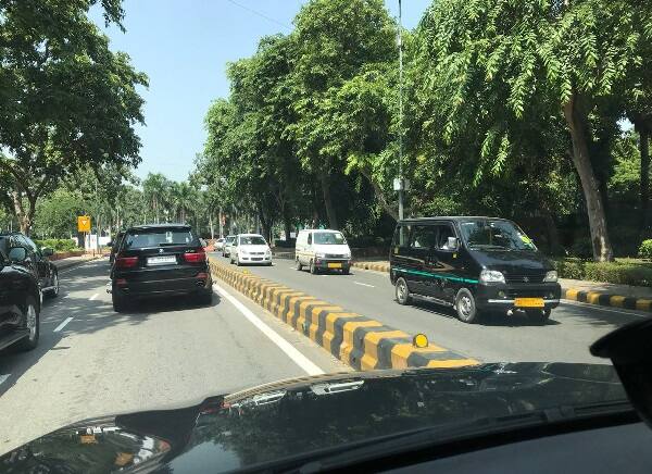 આજે સ્વચ્છતા શ્રમદાન કાર્યક્રમમાં ભાગ લેવા નરેન્દ્ર મોદી જ્યારે રવાના થયા હતા ત્યારે આ અસામાન્ય દ્રશ્યો સામે આવ્યા હતાં. 