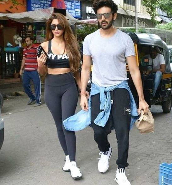 બ્લેક પેન્ટ સાથે ટોપમાં ડિમ્પલ શર્મા ખૂબ સુંદર લાગી રહી હતી. કાર્તિકે પણ બ્લેક પેન્ટ સાથે સફેદ ટીશર્ટમાં જોવા મળ્યો હતો. 