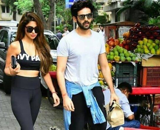 મુંબઈ: બોલીવૂડ અભિનેતા કાર્તિક આર્યન ફિલ્મ સોનૂ કે ટીટૂ કી સ્વીટીમાં શાનદાર અભિનય કર્યો હતો. કાર્તિક આર્યનના અભિનયના ખૂબ વખાણ થઈ રહ્યા છે. હાલમાં જ કાર્તિક આર્યન ગર્લફ્રેન્ડ ડિમ્પલ શર્મા સાથે જોવા મળ્યો હતો. બંને હજુ સુધી પોતાના સંબંધોને લઈને કોઈ પુષ્ટી નથી કરી. 