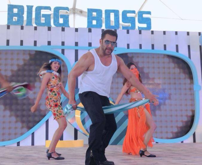 સલમાને દર વખતે વિદેશ જતાં પહેલા કોર્ટની મંજૂરી લેવી પડે છે અને તે જામીન પર હોવાનું જણાવવું પડે છે. સલમાન નાના પડદા પર રિયાલિટી ટીવી શો બિગ બોસ 12માં હોસ્ટ તરીકે નજરે પડશે.