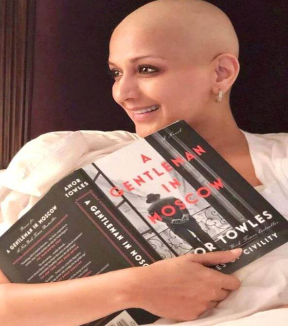 સોનાલી બેંદ્રે હાલ કેન્સરની સારવાર કરાવી રહી હોવાથી અમેરિકામાં છે. સારવાર માટે તેણે માથાના તમામ વાળ પણ ઉતરાવી નાંખ્યા છે. તે આ કેસની આગામી સુનાવણીમાં હાજર નહીં રહે તેવી પણ શક્યતા છે. 