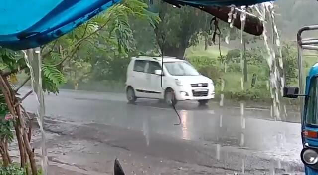  સુરત શહેરમાં વહેલી સવારથી વાતાવરણમાં પલટો જોવા મળ્યો હતો. સવારે કેટલાક વિસ્તારોમાં વરસાદી છાંટા પણ પડયા હતા ત્યારે થોડા સમય બાદ પડેલા વરસાદને લઈ ઓફિસે જતા લોકોની મુશ્કેલીઓ વધી ગઈ હતી.