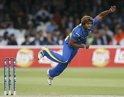 વન ડે ક્રિકેટમાં ત્રણ વખત હેટ્રિક લેનારા મલિંગાએ એશિયા કપ 2018ની પ્રથમ મેચની પ્રથમ ઓવરમાં જ બાંગ્લાદેશને બે ઝટકા આપ્યા હતા. પાંચમા બોલ પર લિંટન દાસને સ્લિપમાં કેચ આઉટ કરાવ્યો તો છેલ્લા બોલ સ્ટાર ઓલરાઉન્ડર શાકિબ અલ હસનને સ્વિંગ બોલમાં બોલ્ડ કર્યો. જે બાદ પૂર્વ કેપ્ટન મુશફિકુર રહીમે તેને હેટ્રિકથી રોકી લીધઓ પરંતુ તેની સામે બાંગ્લાદેશના બેટ્સમેનો સરળતાથી રન બનાવી શકતા નહોતા.