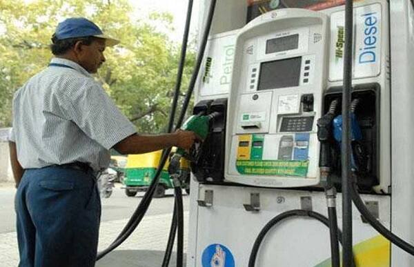 રવિવારે મુંબઈમાં પેટ્રોલની કિંમતમાં 28 પૈસા પ્રતિ લીટરનો વધારો થયો છે. મુંબઈમાં રવિવારે પેટ્રોલ 89.29 રૂપિયા પ્રતિ લીટરની કિંમત વેચાઈ રહ્યું છે. 