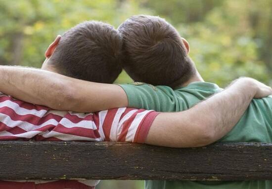 આરોપીને આ બાબતે ગુસ્સો આવતા તેણે ફરિયાદીને નુકશાન કરવા તેની સમાજમાં આબરૂનું ધોવાણ કરવાના ઈરાદે દેવસિંગ રાજપૂત નામથી બોગસ ફેસબુક એકાઉન્ટ બનાવ્યું હતું અને તેમાં ફરિયાદીના ફોટા અપલોડ કરી ‘આ માણસ શોખીન છે’ એ સહિતની ગંદી કોમેન્ટ લખી ફોટા તેના સગાંને મોકલી આપ્યા હતા.