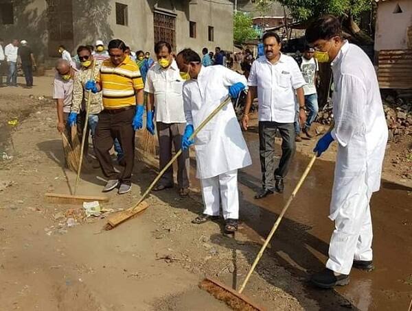 આ જોઈને સાંસદ મનસુખ વસાવાએ ટીપ્પણી કરી હતી કે, પીતા હોય તો ભલે પણ વ્યવસ્થિત જગ્યાએ. તેમની આ ટીપ્પણીનો વીડિયો સોશિયલ મીડિયામાં વાયરલ થયો હતો. એક તરફ ગુજરાતની ભાજપ સરકાર દારૂબંધીના કાયદાના કડક અમલ માટે વિવિધ પ્રયાસો કરે છે તો બીજી તરફ ભાજપના સાંસદને જ લોકો દારૂ પીએ તેની સામે વાંધો ન હોવાનું સામે આવ્યું છે.