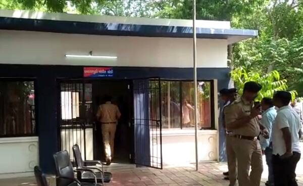 પીએસઆઈએ માથામાં સર્વિસ રિવોલ્વરથી ગોળી મારી આપઘાત કર્યો હતો. પોલીસ વિભાગે જાંબાઝ અધિકારી ગુમાવ્યો હતો. FSLની મદદ પણ લેવામાં આવી છે. ટ્રેનિંગ પૂર્ણ કરીને જાડેજા હમણાં જ આવ્યા હતાં. 