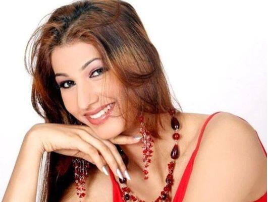  યુવા સિંગર જસલીન મથારુ પણ ભજન કિંગ અનુપ જલોટા સાથે સલમાન ખાનના શો બિગ બોસની સીઝન 12માં સામેલ થઈ છે. જસલીને આલબમ લવ ડે લવ ડે થી ડેબ્યૂ કર્યું હતું. સિંગર અનુપ જલોટા સાથે જોવા મળશે.