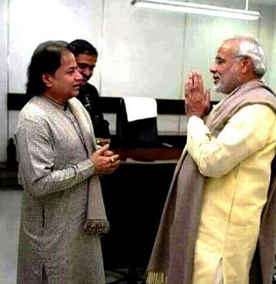 જાણીતા રિયાલિટી શો બિગ બોસની 12મી સીઝનની આજે રાતે 9 વાગ્યાથી શરૂઆત થશે. આ વખતે તમામ સ્પર્ધકોમાંથી સૌથી વધારે ચોંકાવનારું નામ ભજન ગાયક અનુપ જલોટાનું છે. તેમને શોના સૌથી શરીફ વ્યક્તિ માનવામાં આવે છે. ભજન સમ્રાટને શોમાં લાવવાનું એક ખાસ કારણ એ પણ છે કે તેમના પર મોટી રકમ ખર્ચ કરવામાં આવી છે.