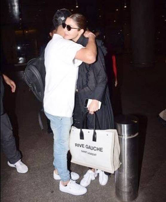 કોહલીને આવકારવા તેની પત્ની અને જાણીતી બોલીવુડ એક્ટ્રેસ અનુષ્કા શર્મા આવી હતી. અનુષ્કાએ કોહલીને ગળે મળીને એરપોર્ટ પર સ્વાગત કર્યું હતું.