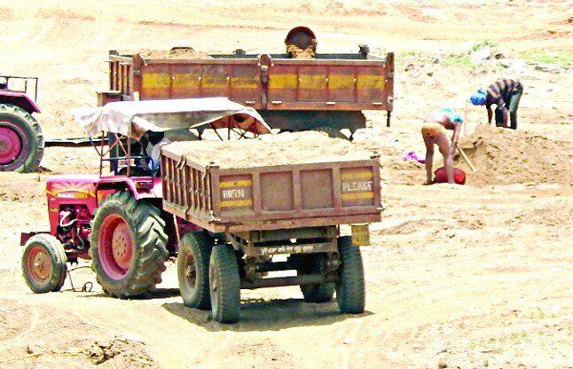  હવે આ રેતીચોરી પ્રકરણ પર ઠંડુ પાણી રેડી દેવા રાજકીય પ્રયાસો થઇ રહ્યાં છે. ભાજપના ધારાસભ્યને કરાયેલાં દંડની માફી થાય અથવા તો દંડ ઓછો થાય તે માટે ગાંધીનગર સુધી દોડધામ ચાલી રહી છે.