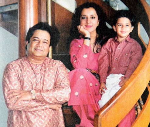 નોંધનીય છે કે, ભજન સમ્રાટ અનુપ જલોટા આ પહેલા ત્રણ લગ્ન કરી ચૂક્યા છે. તેમની પ્રથમ પત્ની ગુજરાતી ગાયિકા સોનાલી શેઠ હતી. સોનાલી શેઠ બાદ તેમણે બીના ભાટિયા સાથે અરેન્જ મેરેજ કર્યા પરંતુ તેમાં તેના છૂટાછેડા થઈ ગયા. 