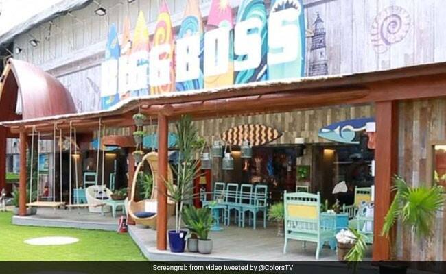  પહેલા જ દિવસે બિગ બૉસના ઘરમાં ફાઇટ શરૂ થઇ ગઇ અને બે કન્ટેસ્ટન્ટને શૉમાંથી બહાર થઇ જવું પડ્યું. કૃતિ વર્મા, સુરભી રાણા અને રોશની બનિક તથા મિતલ જોશી આ બધા કન્ટેસ્ટનેટન્ટ બિગ બૉસના આઉટ હાઉસમાં રહી રહ્યાં હતાં.