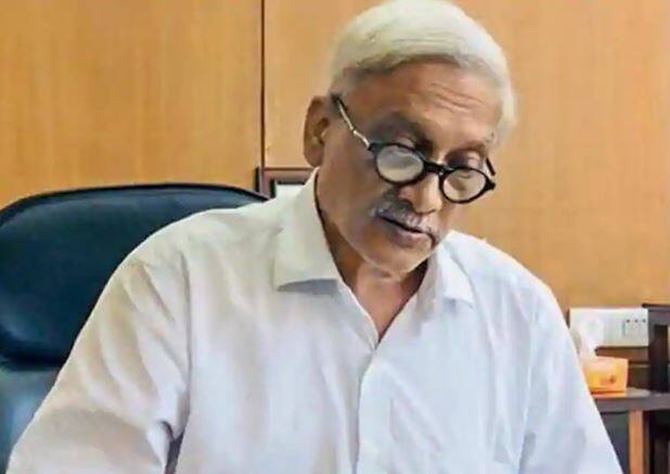 પણજીઃ ગોવામાં કોંગ્રેસે સરકાર બનાવવાનો દાવો રજૂ કર્યો છે. કોંગ્રેસના ધારાસભ્યો સોમવારે રાજ્યપાલ મૃદુલા સિન્હાને મળવા રાજભવન પહોંચ્યા હતા. જો કે રાજ્યપાલ હાજર ન હોવાથી કોંગ્રેસનું પ્રતિનિધિમંડળ સરકાર બનાવવાનો દાવો રજૂ કરવા અંગેની ચિઠ્ઠી ત્યાં જ છોડીને જતાં રહ્યાં હતા.