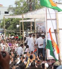 ભોપાલમાં રાહુલ ગાંધીનો રૉડ શૉ, ચા-સમોસા, સેલ્ફી સાથે ચૂંટણી પ્રચારના શ્રીગણેશ