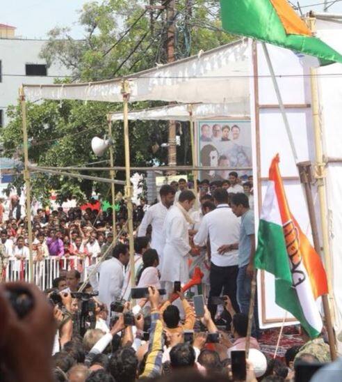 નવી દિલ્હી: મધ્ય પ્રદેશ વિધાનસભા ચૂંટણીનું રણશિંગુ ફુકવા કૉંગ્રેસ અધ્યક્ષ રાહુલ ગાંધી આજે ભોપાલ પહોંચ્યા છે. અહી રાહુલ એક રોડ શો કરી રહ્યા છે. આ દરમિયાન કૉંગ્રેસ કાર્યકર્તાઓ મોટી સંખ્યમાં ઉમટી પડ્યા છે. રોડ શો બાદ કૉંગ્રેસ અધ્યક્ષ પાર્ટી કાર્યકર્તાઓ સાથે સંવાદ કાર્યક્રમ પણ યોજવાના છે. 