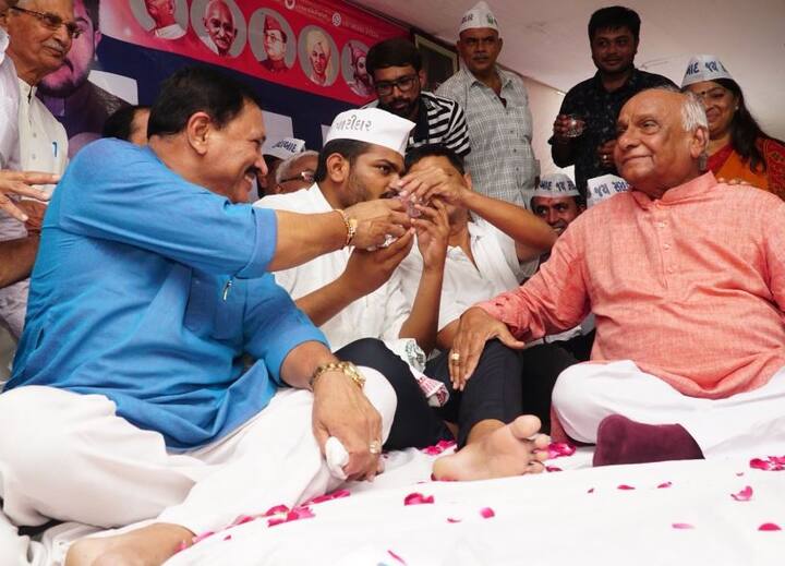 અમદાવાદઃ પાટીદાર અનામત આંદોલન સમિતિના કન્વિનર હાર્દિક પટેલે 19 દિવસ સુધી ઉપવાસ કર્યા બાદ પાટીદાર સંસ્થાઓની સમજાવટથી પારણાં કર્યા હતા. ઉપવાસ દરમિયાન હાર્દિકની તબિયત ખરાબ થઈ હતી અને તેના શરીરના કેટલાંક અંગો પર અસર થઈ હતી. જેની સારવાર કરાવવા માટે હાર્દિક મંગળવારે બેંગ્લોર જશે. હાર્દિકના ઉપવાસ દરમિયાન તેની મુલાકાતે દેશભરના રાજનેતાઓ આવ્યા હતા.