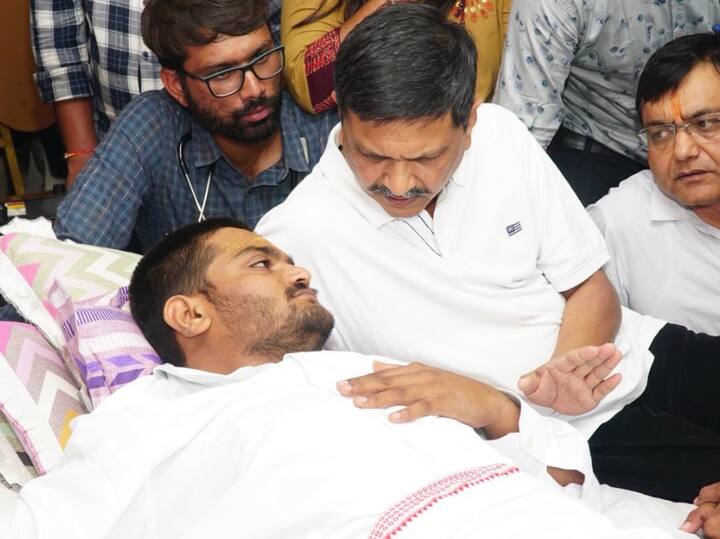 જિંદાલનેચર ક્યોરમાં માટીના લેપની સાથે સાથે તેલથી મસાજ કરીને પણ સારવાર કરવામાં આવે છે. જેમાં લીંબડો, હળદર અને કુંવારપાઠાની પેસ્ટ શરીર પર લગાવીને અડધી કલાક સુધી સામાન્ય તડકામાં બેસાડવામાં આવે છે. માત્ર એટલું જ નહીં, ખાવા-પીવાથી લઈ આખી લાઈફ સ્ટાઈલને પણ સારવારમાં સામેલ કરવામાં આવે છે.