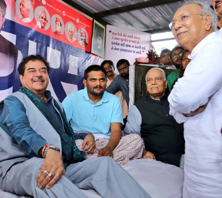 આ દરમિયાન દિવસમાં બેવાર ભોજન આપવામાં આવે છે. જેમાં લંચ અને બ્રેકફાસ્ટ સામેલ છે. જ્યારે બપોર બાદ 2 વાગ્યે ફરીવાર સારવાર શરૂ થઈ જાય છે. આ સારવાર શરીરમાં રહેલી તકલીફો મુજબ સૌ કોઈ માટે અલગ અલગ હોય છે. જો કે હાર્દિકને ભોજનમાં શું મળશે તે અંગે હજુ કંઈ કહી શકાય તેમ નથી. ખાવા-પીવા અંગે વાત કરીએ તો મોટા ભાગે એક કપ સૂપ, પપૈયા અને તરબૂચની એક એક સ્લાઈસ તથા એક ગ્લાસ સોયા મિલ્ક આપવામાં આવે છે અને સાડા પાંચથી 6 વાગ્યા વચ્ચે ડિનર કરાવવામાં આવે છે.