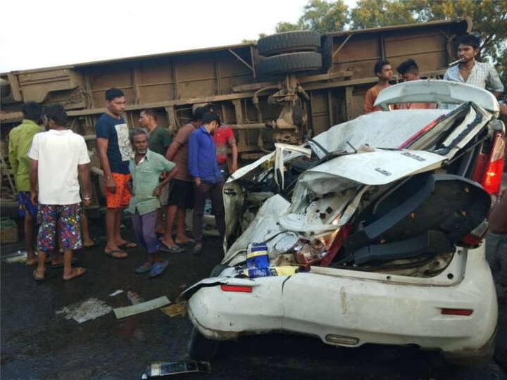 સુરતઃ કડોદરા નજીક હાઈ વે પર એક કાર અને સ્કૂલ બસ વચ્ચે અકસ્માત સર્જાયો હતો. જેમાં કાર ચાલકનું ઘટના સ્થળે જ મોત નીપજ્યું હતું. ઘટનાની જાણ થતા પોલીસ ઘટના સ્થળે દોડી આવી હતી. પોલીસે તપાસ કરતા કારમાંથી મોટી માત્રામાં દારૂ મળી આવ્યો હતો. જેથી પોલીસે દારૂ કબજે કરી મૃતદેહને પોસ્ટમોર્ટમ અર્થે હોસ્પિટલ ખસેડ્યો હતો.