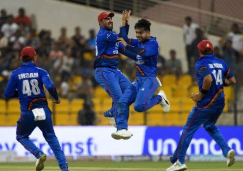  દુબઈ: એશિયા કપમાં રમાયેલી ત્રીજી મેચમાં પાંચ વખત ચેમ્પિયન રહેલી શ્રીલંકાની ટીમને હારનો સામનો કરવો પડ્યો હતો. અફઘાનિસ્તાને શ્રીલંકાને 91 રનોથી હાર આપી હતી. એશિયા કપમાં શ્રીલંકાની આ બીજી હાર છે. આ પહેલા બાંગ્લાદેશે શ્રીલંકાને 137 રને હરાવ્યું હતું. શ્રીલંકાની ટીમ 41.2 ઓવરમાં તમામ વિકેટો ગુમાવી માત્ર 158 રન બનાવી શકી. સતત બીજી હારથી શ્રીલંકા એશિયા કપમાંથી બહાર થયું છે.