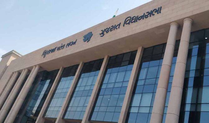 વિધાનસભાના સત્રના પ્રથમ દિવસે જ ગાંધીનગરની સત્યાગ્રહ છાવણી ખાતે ખેડૂતોનું સંમેલન મળ્યું છે. જેને ધ્યાનમાં રાખીને સત્યાગ્રહ છાવણી ખાતે ચુસ્ત પોલીસ બંદોબસ્ત ગોઠવી દેવામાં આવ્યો છે. કોંગ્રેસ ખેડૂતોના દેવામાફી મુદ્દે વિધાનસભાનો ઘેરાવ કરશે. ખેડૂતોના સંમેલન બાદ કોંગ્રેસ રેલી સ્વરૂપે વિધાનસભાનો ઘેરાવ કરવા જશે. પરિસ્થિતિ પર ચાંપતી નજર રાખવા માટે એક એસપીની આગેવાનીમાં પાંચ ડીવાયએસપી, 10 પીઆઈ, 35 પીએસઆઈ, 70 મહિલા પોલીસ અને 400 પોલીસ જવાનોને ખડેપગે રાખવામાં આવ્યા છે. સાથે એસઆરપીની બે કંપનીઓ પણ તહેનાત કરવામાં આવી છે. 