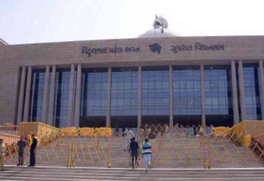 કોંગ્રેસ તરફથી સરકારને વિધાનસભાની અંદર અને વિધાનસભા બહાર ગાંધીનગરની સત્યાગ્રહ છાવણી ખાતે ખેડૂત આક્રોશ રેલી અને વિધાનસભા ઘેરાવ કાર્યક્રમનું આયોજન કરવામાં આવ્યું છે. આ અંતર્ગત કોંગ્રેસના આગેવાનો અને કાર્યકરો સરકારને વિધાનસભાની બહારથી પણ ઘેરવાનો પ્રયાસ કરશે. પરિણામે રૂપાણી સરકાર સામે વિધાનસભાની અંદર અને બહાર એમ બન્ને બાજુ વિપક્ષની આક્રમકતાને ખાળવા માટે વ્યૂહરચના બનાવવામાં આવી છે. 